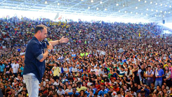 Dunga pregando para um estádio lotado de jovens católicos